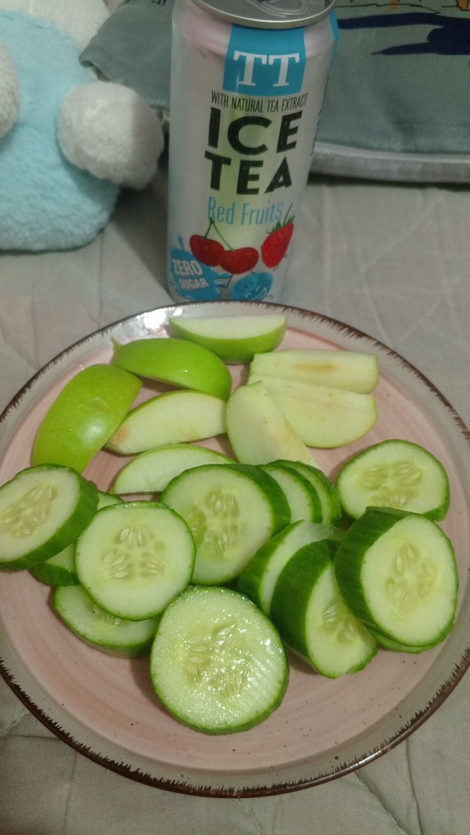 JojoSui99907's tweet photo. I mean who would choose a burger over this delicious and colourful meal ? (54 calories)
#mealspo #wl #anatwt #proana #edrtwt #edtwt https://t.co/PX0c3fO099