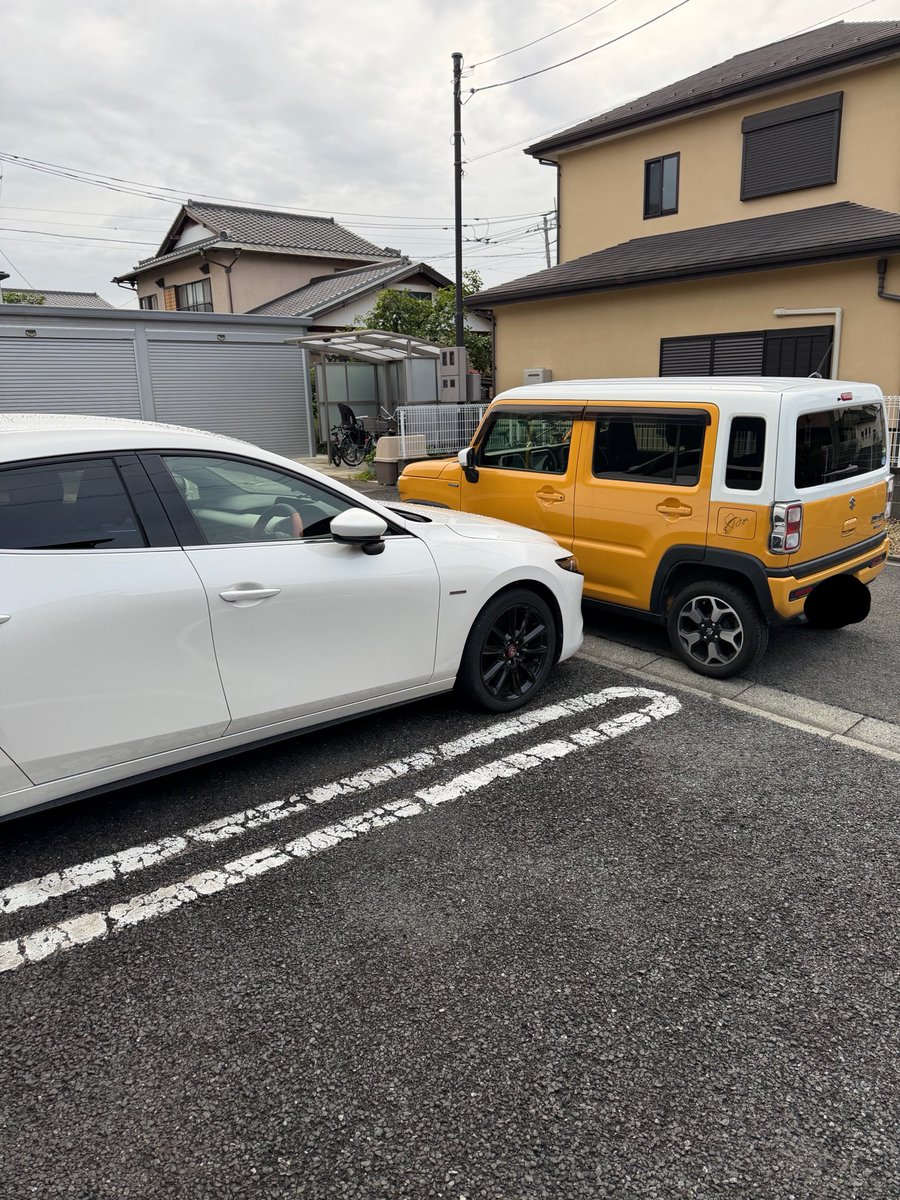Aqours0407's tweet photo. 夜勤から帰ってきたらワイの借りてる駐車場に知らん車止まってたからブロック https://t.co/pgh1xvo1bq