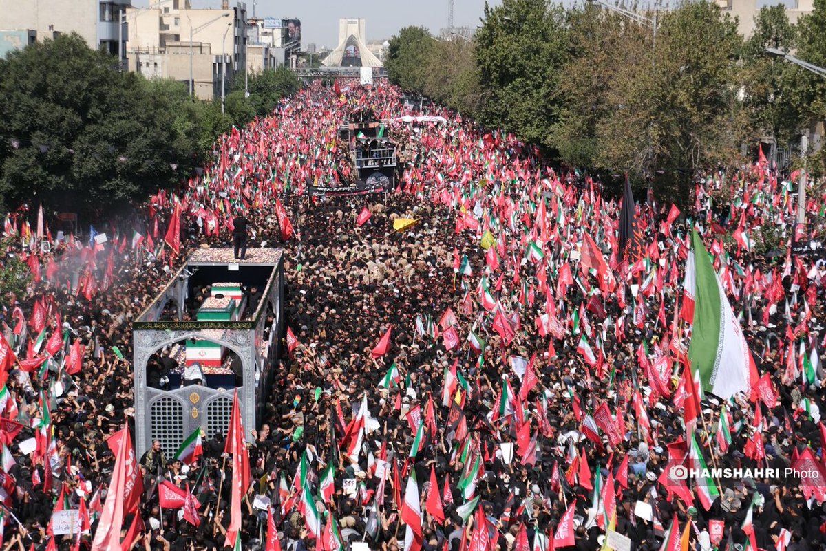 malekdokht2020's tweet photo. #ابر_رویداد_معاصر ( تشییع پیکر امام شهید و خانواده اش) در کمال امنیت و سلامت برگزار شد تا خاری باشد در چشم دشمنان خارجی و خودتحقیران داخلی https://t.co/TLty8nf92P