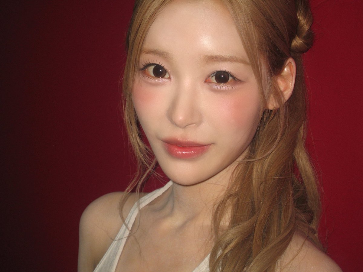 CLSSFR_weverse's tweet photo. (🦌)  – 『 06.07.26 』
 ➥ 📸

 🦌 — Qu’en est-il de la caméra numérique? 🦹

✽ 🦋 https://t.co/jeAQk2h06C