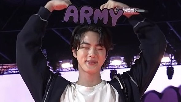 seokaven's tweet photo. do you ever think about the endless love seokjin carries for us and just start sobbing https://t.co/RrLnBlCyvz