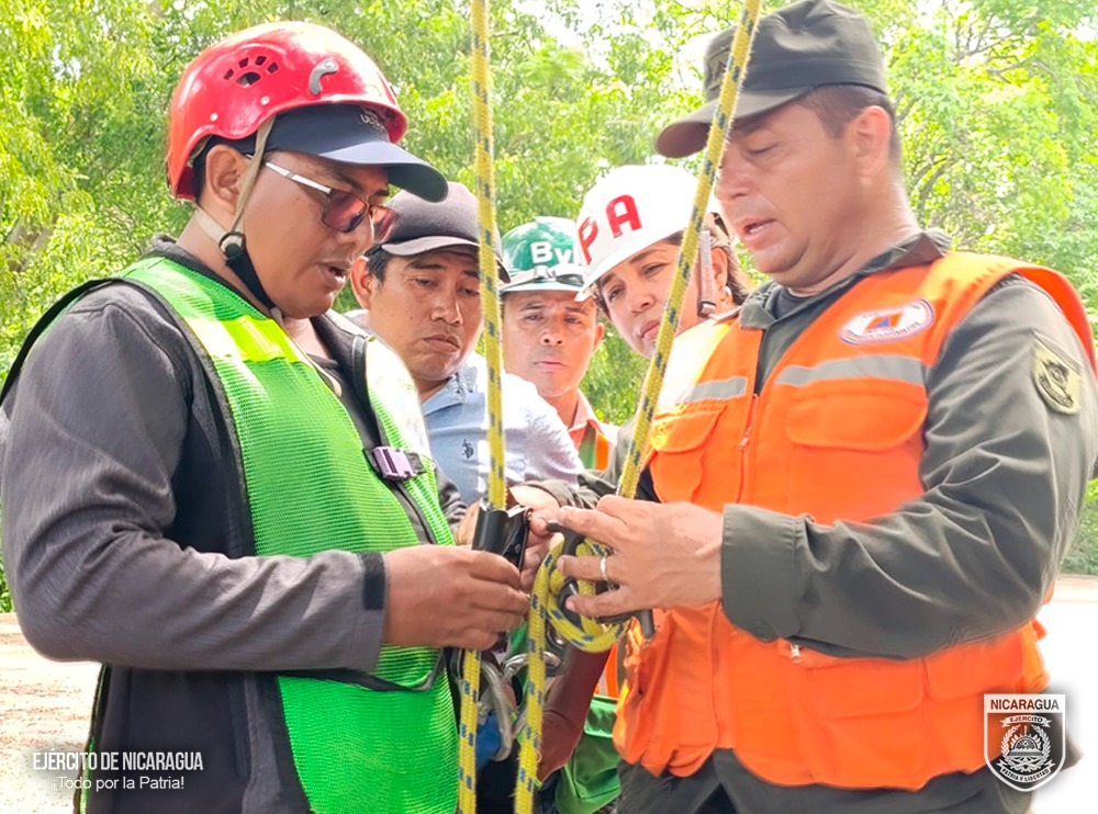 EjercitoNic's tweet photo. #NOTAINFORMATIVA | A través del Estado Mayor de la #DefensaCivil, se brindó capacitación sobre Rescate con Cuerdas a 33 miembros de las brigadas institucionales, en el municipio de #Masaya. #TodoPorLaPatria https://t.co/nxTP9PsYfl