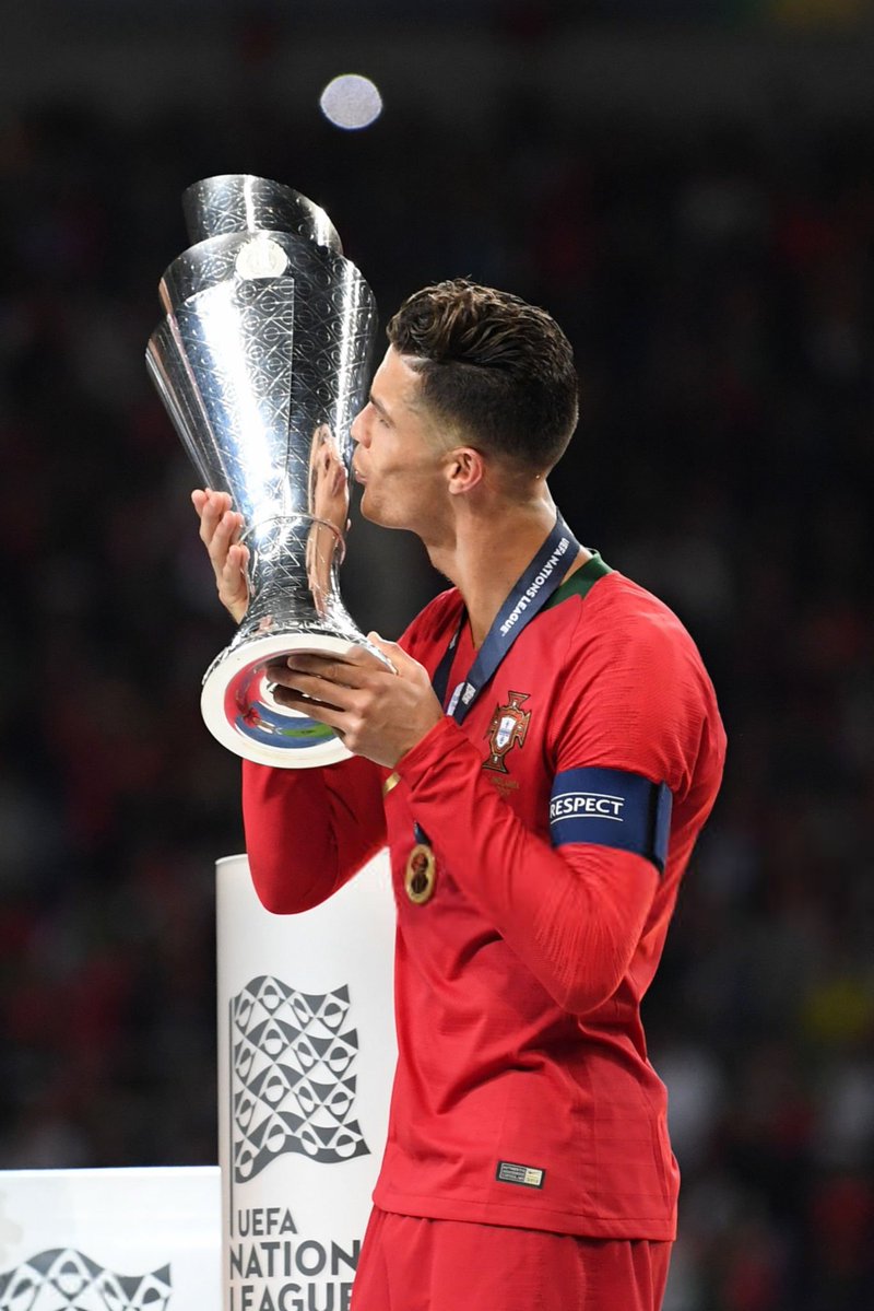 TheSatt_'s tweet photo. 10 مليون نسمة
دولة هامشية تقع في أقصى غرب أوروبا، لا وجود لأي تاريخ رياضي يُذكر

حتى ان وُلِدَ طفل سمّوه كريستيانو رونالدو .. هذا الفتى الفقير من أزقّة فونشال الضيقة في جزيرة ماديرا .. كان شغوفًا بكرة القدم، حتى تحول هذا الشغف لمسيرة أعظم لاعب في التاريخ

هذه الدولة الهامشية أصبحت اليوم أكثر منتخب أوروبي تحقيقًا للبطولات آخر عقد .. متفوقة على فرنسا وإسبانيا وإيطاليا عمالقة القارة

عندما نذكر البرتغال فلا مهرب لنا من ذكر كريستيانو رونالدو، أو .. عندما نذكر البرتغال فإننا لا نذكر سوى هذا اللاعب الذي حملها على أكتافه وحيدًا لتقارع كبار القارة

يورو 2016 بعمر الـ31، دوري الأمم 2019 بعمر الـ34 .. ودوري الأمم 2025 بعمر الـ40، جميعها بعد الثلاثين، السن الذي يفكّر فيه جلّ اللاعبين بخططهم بعد الاعتزال .. لكن الطفل الشغوف باللعبة ما زال هو نفسه حتى لو كان في آخر سنوات مسيرته

إنه كريستيانو رونالدو دوس سانتوس افييرو .. أعظم من لمست قدماه كرة القدم 

شكراً من القلب لهداف المنتخبات 🐐🇵🇹