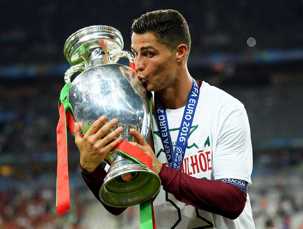 TheSatt_'s tweet photo. 10 مليون نسمة
دولة هامشية تقع في أقصى غرب أوروبا، لا وجود لأي تاريخ رياضي يُذكر

حتى ان وُلِدَ طفل سمّوه كريستيانو رونالدو .. هذا الفتى الفقير من أزقّة فونشال الضيقة في جزيرة ماديرا .. كان شغوفًا بكرة القدم، حتى تحول هذا الشغف لمسيرة أعظم لاعب في التاريخ

هذه الدولة الهامشية أصبحت اليوم أكثر منتخب أوروبي تحقيقًا للبطولات آخر عقد .. متفوقة على فرنسا وإسبانيا وإيطاليا عمالقة القارة

عندما نذكر البرتغال فلا مهرب لنا من ذكر كريستيانو رونالدو، أو .. عندما نذكر البرتغال فإننا لا نذكر سوى هذا اللاعب الذي حملها على أكتافه وحيدًا لتقارع كبار القارة

يورو 2016 بعمر الـ31، دوري الأمم 2019 بعمر الـ34 .. ودوري الأمم 2025 بعمر الـ40، جميعها بعد الثلاثين، السن الذي يفكّر فيه جلّ اللاعبين بخططهم بعد الاعتزال .. لكن الطفل الشغوف باللعبة ما زال هو نفسه حتى لو كان في آخر سنوات مسيرته

إنه كريستيانو رونالدو دوس سانتوس افييرو .. أعظم من لمست قدماه كرة القدم 

شكراً من القلب لهداف المنتخبات 🐐🇵🇹