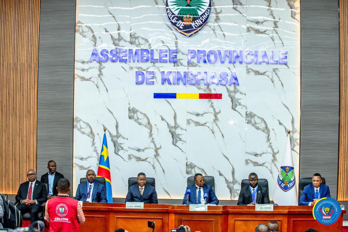 senatrdc's tweet photo. *LE SÉNAT SE POSE   EN BOUCLIER DE LA DÉCENTRALISATION, SAMA LUKONDE FIXE LE CAP À LA COPAP 2026* 

Dans un contexte national marqué par des défis sécuritaires et sanitaires persistants, le Président du Sénat, Jean-Michel Sama Lukonde, a ouvert ce lundi 06 juillet 2026, la 3ᵉ Conférence des Présidents des Assemblées Provinciales, COPAP 2026. 

Cette session extraordinaire se tient sous le signe de la responsabilité institutionnelle et de l’urgence à faire de la décentralisation une réalité pour les Congolais.

Sama Lukonde promet de transformer les résolutions en actes.

*LE SÉNAT, GARANT DES PROVINCES*
« Le Sénat, émanation des provinces, se tiendra toujours à vos côtés », a déclaré le Président de la Chambre haute.  
Face aux élus provinciaux, Sama Lukonde a pris l’engagement d’accompagner rigoureusement la mise en œuvre des résolutions de ces assises auprès du Gouvernement central.  

Pour lui, la décentralisation ne doit plus rester un concept théorique. Elle doit devenir une réalité vécue au quotidien par chaque citoyen congolais.

*CRISES INSTITUTIONNELLES : DES SOLUTIONS STRUCTURANTES*
Le constat est sévère. Les 26 provinces traversent des zones de turbulences marquées par des conflits récurrents entre assemblées provinciales et exécutifs locaux.  

Pour y remédier, les travaux de la COPAP 2026 s’articulent autour de quatre axes prioritaires :
1.  *État des lieux* sans complaisance de la gouvernance dans les 26 provinces ;
2.  *Mécanismes de prévention* des crises institutionnelles ;
3.  *Harmonisation des actions* pour une meilleure défense des intérêts provinciaux ;
4.  *Renforcement des capacités* des élus pour une gouvernance de proximité.

*ENTRE RÉSILIENCE ET RÉFORMES*
Les travaux se déroulent dans un climat assombri par la situation sécuritaire dans l’Est du pays, en proie aux agressions de l’AFC/M23, et par la résurgence de l’épidémie d’Ebola dans les provinces de l’Ituri et du Nord-Kivu et du Sud-Kivu.

Malgré ce contexte, le Président du Sénat a réaffirmé la mobilisation de l’institution parlementaire sur les enjeux majeurs, notamment les réformes constitutionnelles et le cadre juridique du référendum.

Tenu au siège de l’Assemblée provinciale de Kinshasa, cet événement vise à déboucher sur des recommandations fortes. Objectif : stabiliser les institutions provinciales et donner un nouvel élan à la décentralisation prônée par le Président de la République, Félix-Antoine Tshisekedi Tshilombo.