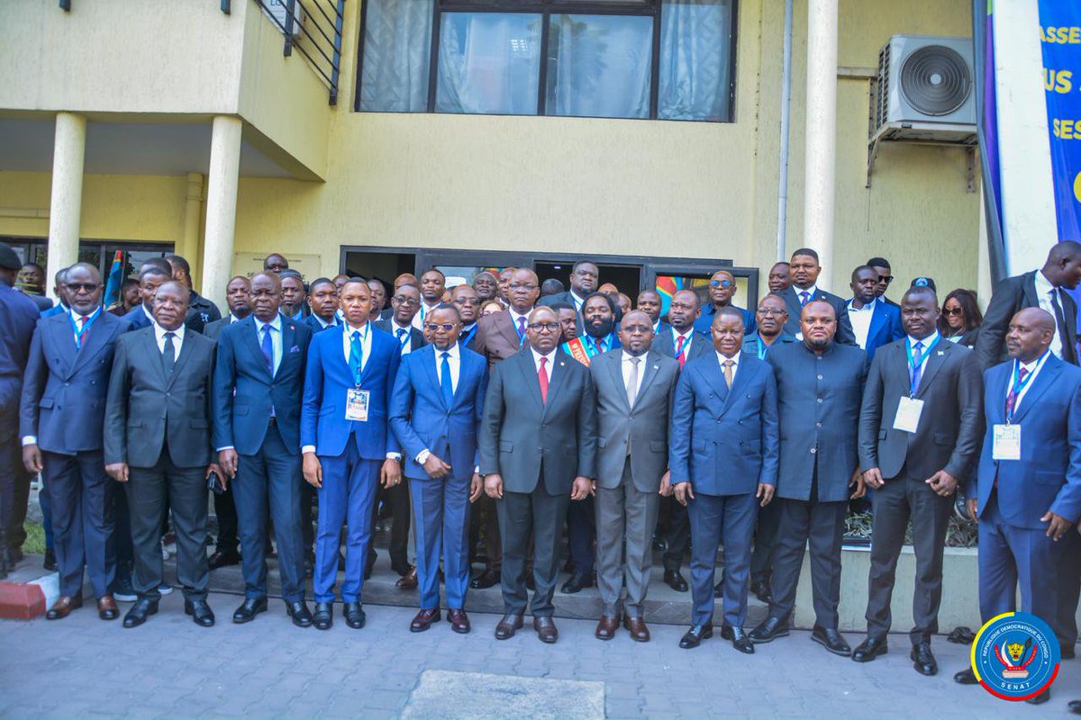 senatrdc's tweet photo. *LE SÉNAT SE POSE   EN BOUCLIER DE LA DÉCENTRALISATION, SAMA LUKONDE FIXE LE CAP À LA COPAP 2026* 

Dans un contexte national marqué par des défis sécuritaires et sanitaires persistants, le Président du Sénat, Jean-Michel Sama Lukonde, a ouvert ce lundi 06 juillet 2026, la 3ᵉ Conférence des Présidents des Assemblées Provinciales, COPAP 2026. 

Cette session extraordinaire se tient sous le signe de la responsabilité institutionnelle et de l’urgence à faire de la décentralisation une réalité pour les Congolais.

Sama Lukonde promet de transformer les résolutions en actes.

*LE SÉNAT, GARANT DES PROVINCES*
« Le Sénat, émanation des provinces, se tiendra toujours à vos côtés », a déclaré le Président de la Chambre haute.  
Face aux élus provinciaux, Sama Lukonde a pris l’engagement d’accompagner rigoureusement la mise en œuvre des résolutions de ces assises auprès du Gouvernement central.  

Pour lui, la décentralisation ne doit plus rester un concept théorique. Elle doit devenir une réalité vécue au quotidien par chaque citoyen congolais.

*CRISES INSTITUTIONNELLES : DES SOLUTIONS STRUCTURANTES*
Le constat est sévère. Les 26 provinces traversent des zones de turbulences marquées par des conflits récurrents entre assemblées provinciales et exécutifs locaux.  

Pour y remédier, les travaux de la COPAP 2026 s’articulent autour de quatre axes prioritaires :
1.  *État des lieux* sans complaisance de la gouvernance dans les 26 provinces ;
2.  *Mécanismes de prévention* des crises institutionnelles ;
3.  *Harmonisation des actions* pour une meilleure défense des intérêts provinciaux ;
4.  *Renforcement des capacités* des élus pour une gouvernance de proximité.

*ENTRE RÉSILIENCE ET RÉFORMES*
Les travaux se déroulent dans un climat assombri par la situation sécuritaire dans l’Est du pays, en proie aux agressions de l’AFC/M23, et par la résurgence de l’épidémie d’Ebola dans les provinces de l’Ituri et du Nord-Kivu et du Sud-Kivu.

Malgré ce contexte, le Président du Sénat a réaffirmé la mobilisation de l’institution parlementaire sur les enjeux majeurs, notamment les réformes constitutionnelles et le cadre juridique du référendum.

Tenu au siège de l’Assemblée provinciale de Kinshasa, cet événement vise à déboucher sur des recommandations fortes. Objectif : stabiliser les institutions provinciales et donner un nouvel élan à la décentralisation prônée par le Président de la République, Félix-Antoine Tshisekedi Tshilombo.