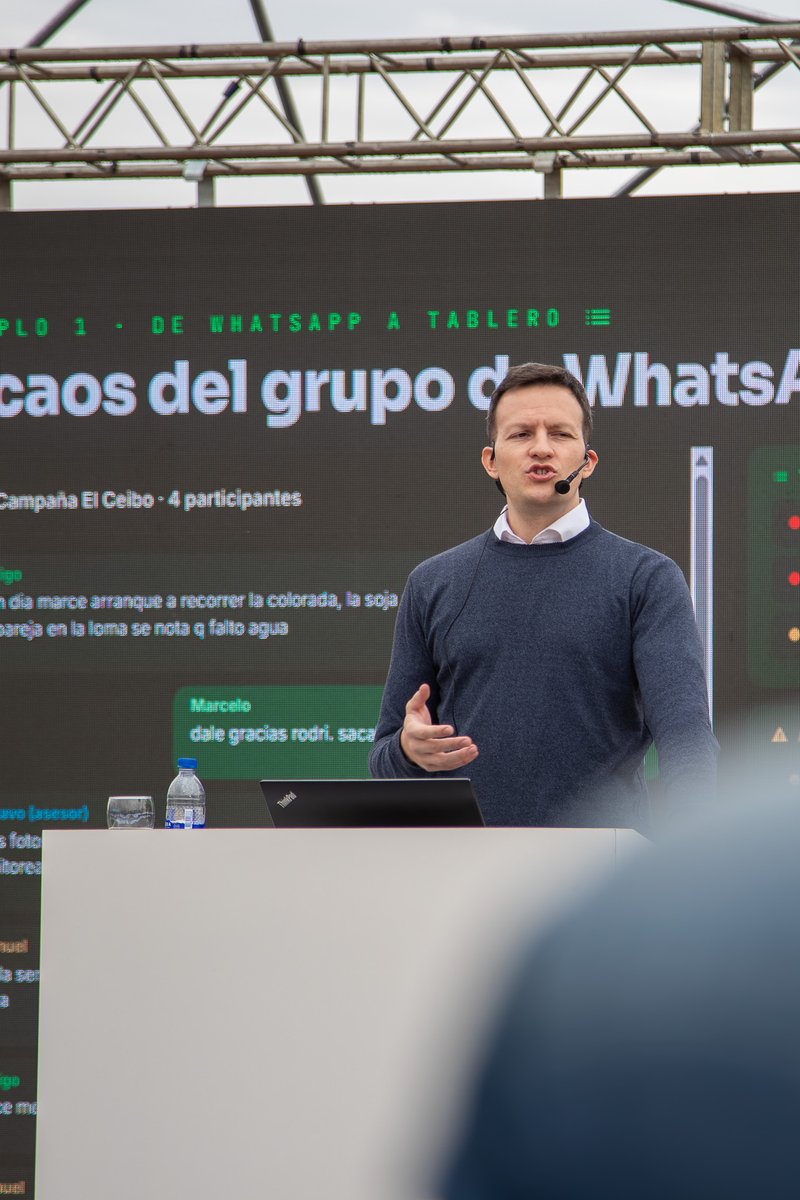 AgroActiva's tweet photo. "No se empieza por la herramienta, se empieza por una pregunta: 
Brunet dejó en el #AgroactivaArena una guía de IA para el agro:
No reemplaza la experiencia, la ordena.
No hace falta presupuesto, sí criterio.
La brecha no es de inversión, es de método.
https://t.co/ZRXUeFPGU1 https://t.co/OCa9kOGdrx