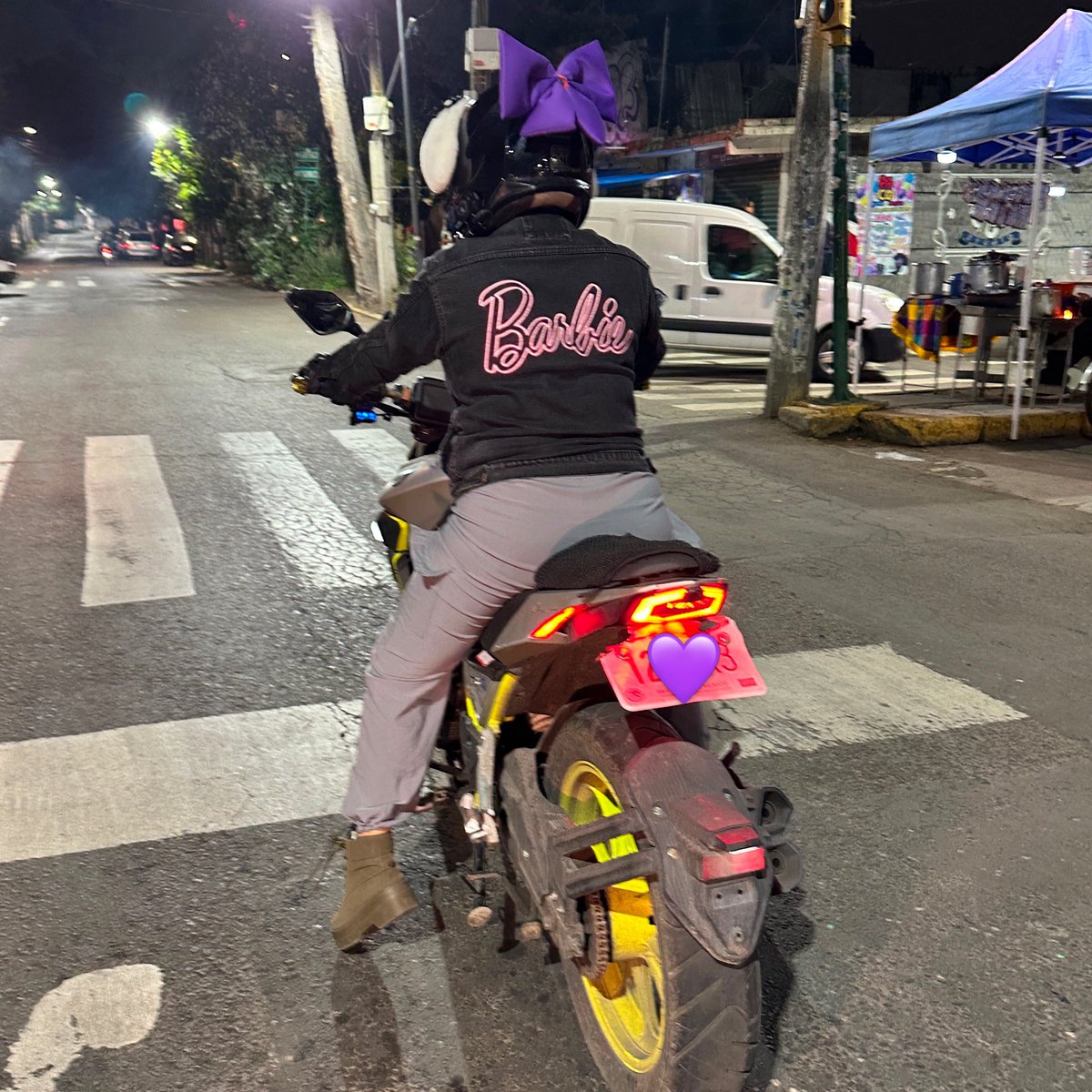 _Craayola's tweet photo. No me bastó con manejarle la vida… ahora le manejo hasta la moto ❤️‍🔥 https://t.co/MDyYkAJFgW