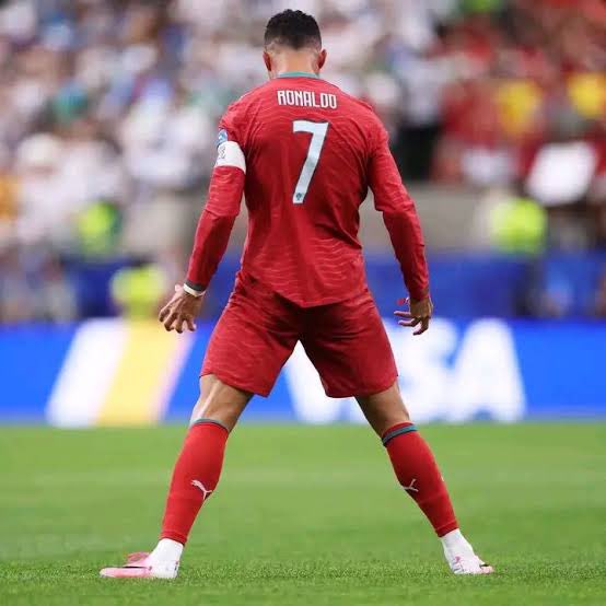 seigneurCHRIS01's tweet photo. Merci d’exister @Cristiano 🙏🏽🫡😭🤍

Merci pour toutes ces années de passion, de travail, de discipline et d’émotions que tu nous as offertes. Tu as inspiré des millions de personnes à croire qu’avec du travail et de la détermination, rien n’est impossible.

Chaque but, chaque célébration, chaque victoire et même chaque défaite nous ont appris à ne jamais abandonner. Tu as marqué l’histoire du football, mais surtout le cœur de ceux qui te suivent depuis tant d’années.

Peu importe ce que l’avenir réserve, ton héritage est déjà éternel. Merci pour tous ces souvenirs inoubliables, pour la fierté que tu nous as donnée et pour avoir prouvé qu’un rêve peut devenir réalité.

Merci, Cristiano. Tu es bien plus qu’un joueur : tu es une source d’inspiration. ❤️🐐 SIUUUUUUU