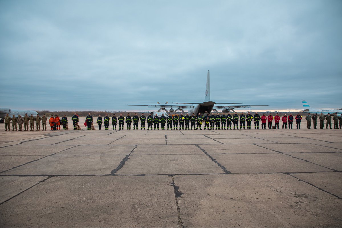 FerlautoMartin's tweet photo. El sábado despedí en El Palomar a las brigadas USAR 10 de Córdoba y USAR 15 de Santa Fe, que partieron a relevar a nuestros equipos en Venezuela.

Argentina responde donde hace falta buscar y rescatar vidas bajo los escombros. https://t.co/UyFavwaEqB