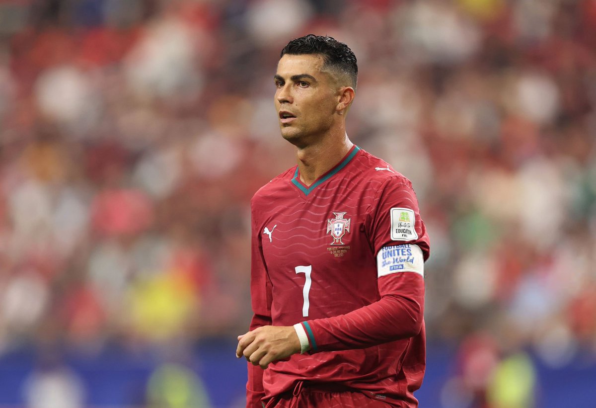 ActuFoot_'s tweet photo. Cristiano Ronaldo 🇵🇹 quitte sa dernière Coupe du monde dès les huitièmes de finale... 😰

Bilan : 3 BUTS. ⚽️⚽️⚽️ https://t.co/byq1cWxjnZ