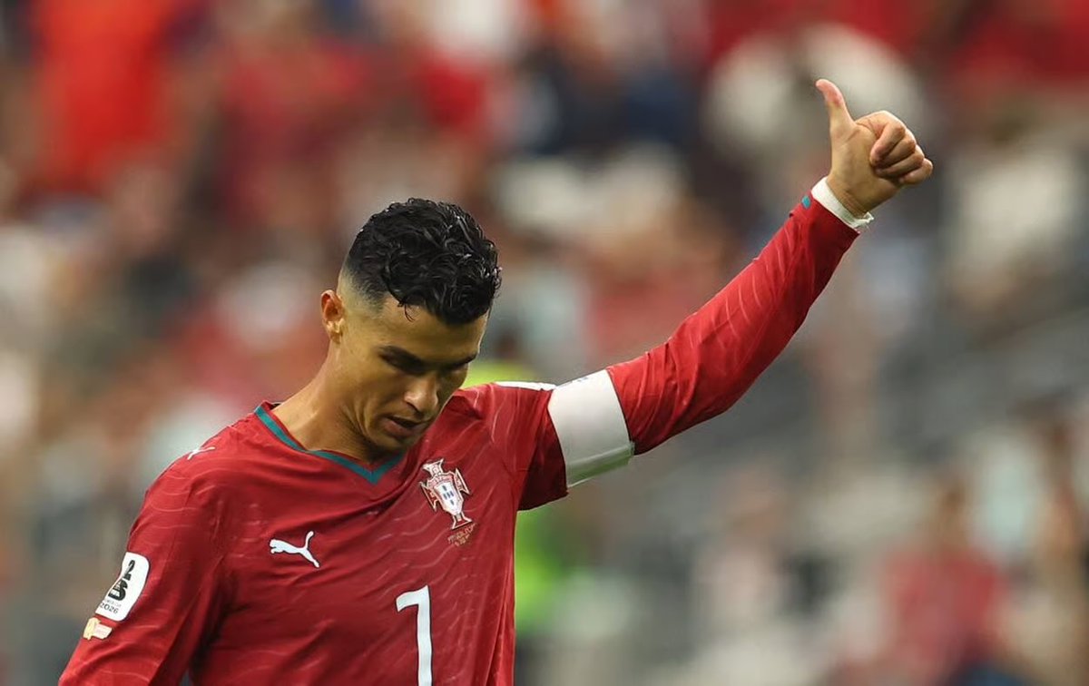 utdfocusid's tweet photo. FULL-TIME: Portugal 🇵🇹 0-1 🇪🇸 Spanyol

90+1’ Merino ⚽️

Perjalanan Portugal di Piala Dunia 2026 resmi berakhir. Bersamanya, berakhir pula perjalanan Cristiano Ronaldo di panggung terbesar sepak bola.

Ini bukan akhir yang ia impikan. Tidak ada trofi yang bisa diangkat, tidak ada satu laga tambahan yang bisa dimainkan. Namun, itu tidak akan mengubah warisan yang telah ia tinggalkan.

Dari seorang bocah asal Madeira yang bermimpi menjadi pesepak bola, hingga menjelma menjadi salah satu pemain terbesar sepanjang masa. Lima Ballon d’Or, juara Eropa, juara UEFA Nations League, pencetak gol terbanyak sepanjang sejarah sepak bola internasional, dan sosok yang menginspirasi jutaan orang untuk percaya bahwa kerja keras bisa mengalahkan segalanya.

Piala Dunia mungkin bukan panggung yang memberinya trofi. Tetapi Piala Dunia tetap menjadi bagian penting dari kisah seorang Cristiano Ronaldo.

Malam ini, sebuah perjalanan yang dimulai pada 2006 akhirnya mencapai garis akhirnya.

Obrigado, Cristiano. Terima kasih untuk semua kenangan yang diberikan. Football will never forget you. 🐐❤️

#FeelEveryGoal | @toshibatv_id