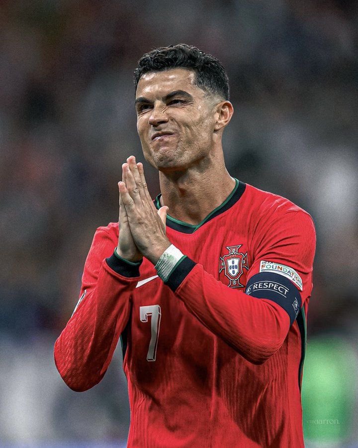 Lavozgalactica's tweet photo. Podréis criticar su rendimiento actual, pero Cristiano Ronaldo siempre será el más grande de la historia. Su legado y récords hablan por sí solos.

Muchos han aprovechado que tiene 41 años para poder empezar a criticarlo. https://t.co/RNShWc8s5K