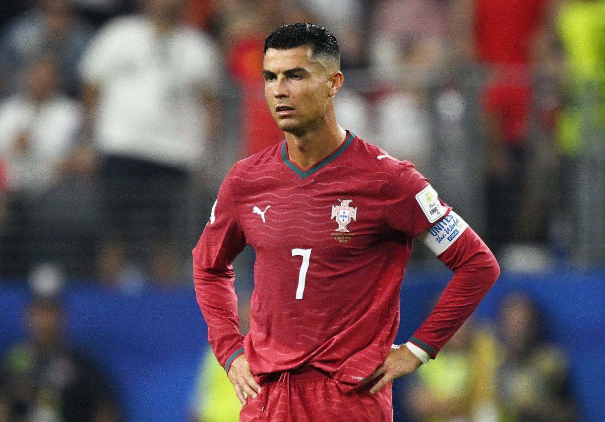 Radio_Formula's tweet photo. ¡ADIÓS, CRISTIANO! 🥹🔴🇵🇹 Fue un sueño verte en los mundiales. Pasas a la historia como uno de los grandes jugadores de todos los tiempos. ¡Así concluye la actuación de El Bicho en el torneo de futbol más importante!

📸Reuters https://t.co/bnIOSJkzH6