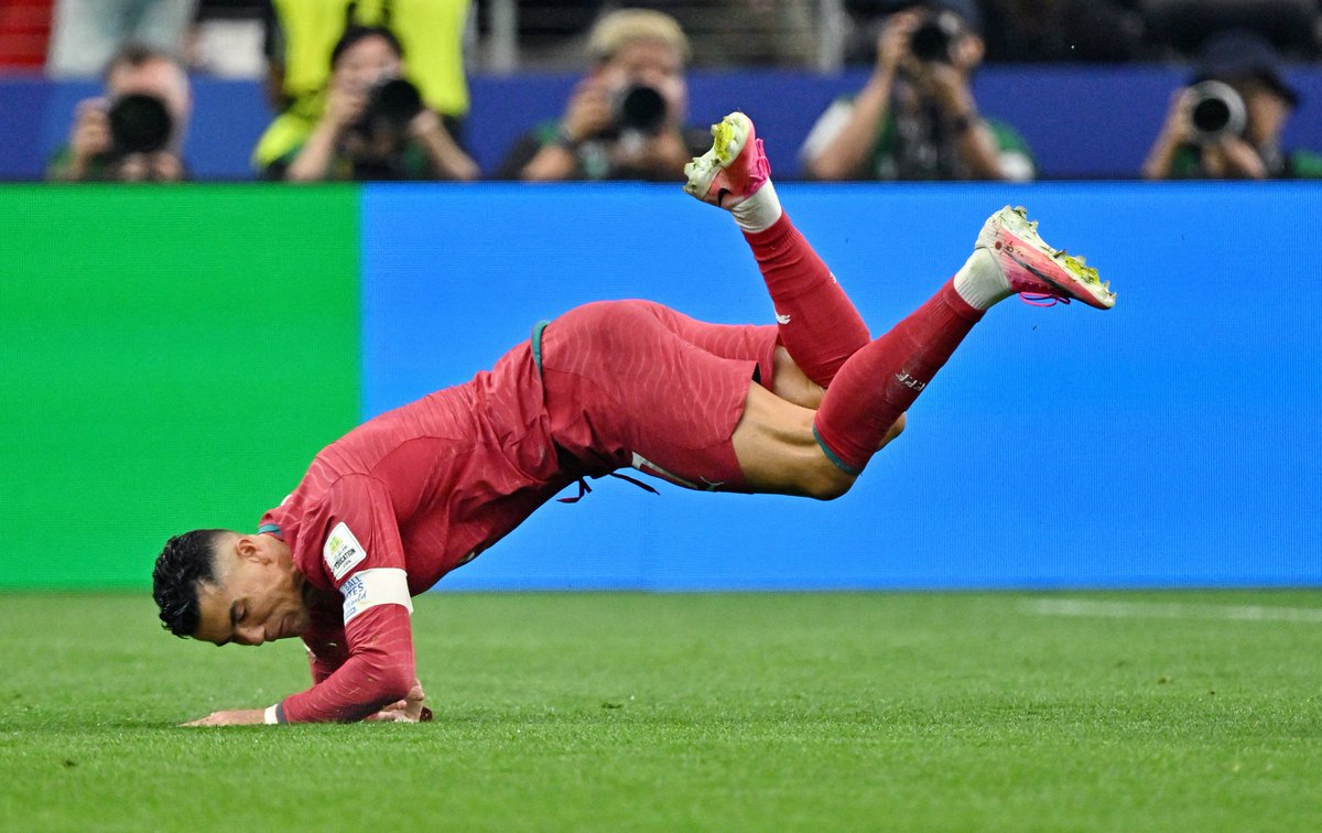Radio_Formula's tweet photo. ¡ADIÓS, CRISTIANO! 🥹🔴🇵🇹 Fue un sueño verte en los mundiales. Pasas a la historia como uno de los grandes jugadores de todos los tiempos. ¡Así concluye la actuación de El Bicho en el torneo de futbol más importante!

📸Reuters https://t.co/bnIOSJkzH6