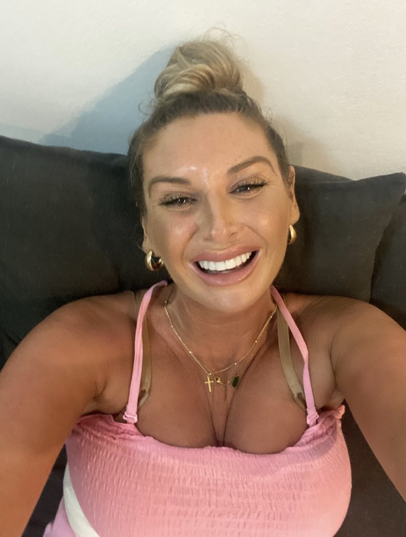 suemcco11's tweet photo. I’d rather smile and be happy in life than be angry and abusive to others 💞💕 https://t.co/l5xDpylgsP