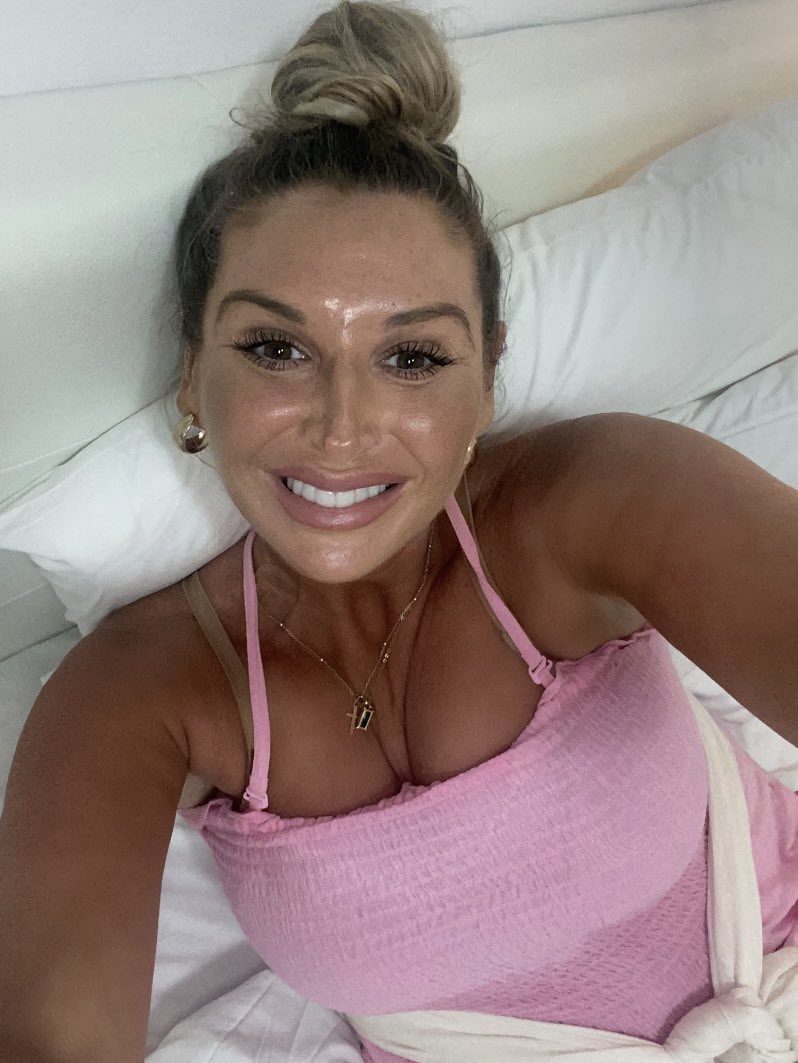 suemcco11's tweet photo. I’d rather smile and be happy in life than be angry and abusive to others 💞💕 https://t.co/l5xDpylgsP