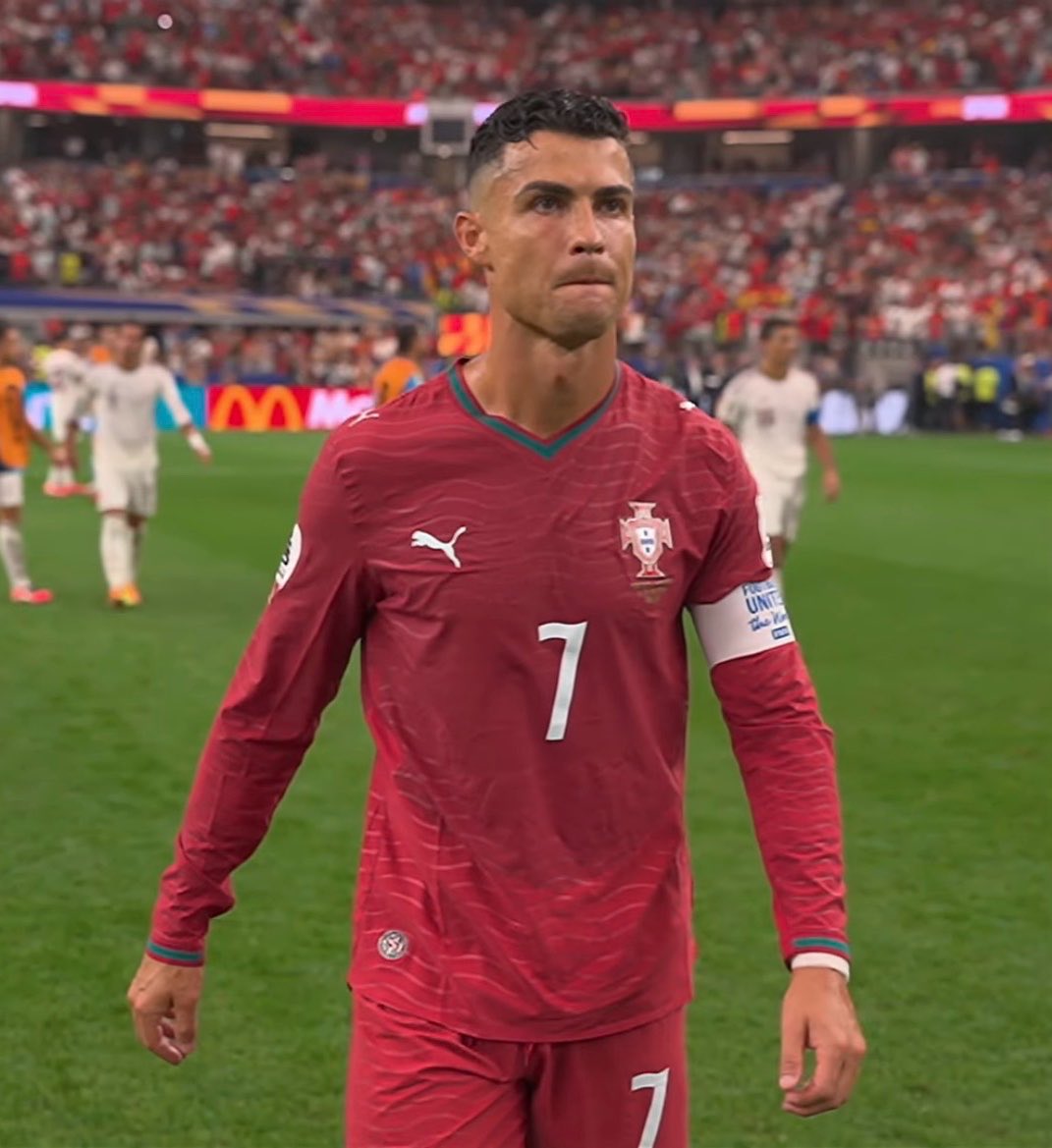 Oledobrasil's tweet photo. Na última chance de Cristiano Ronaldo ganhar uma Copa do Mundo: 

- Mbappé virou Ronaldo Fenômeno
- Olise virou Pelé 
- Kane virou Rivaldo   
- Haaland virou Romário  
- Messi continua Messi

E Cristiano Ronaldo virou Yuri Alberto.

Não deu kkkkk https://t.co/WlRoZofgne