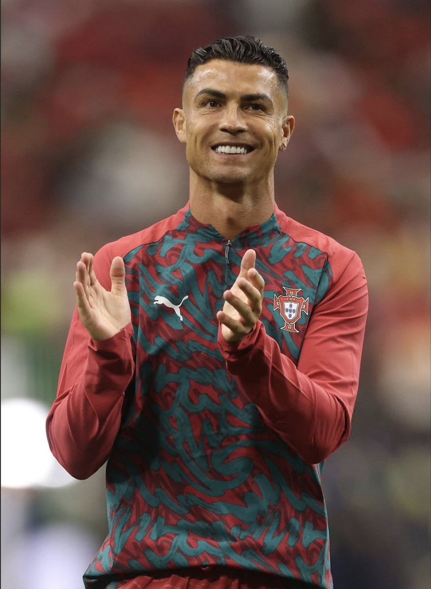 Benyjjyamin's tweet photo. اسطوره بودن سبک زندگیته چیزی نیست که با یه باخت تموم شه تا ابد سی آر سون ❤️
#CR7 🔥🐐🇵🇹 https://t.co/nsVIww3vHx