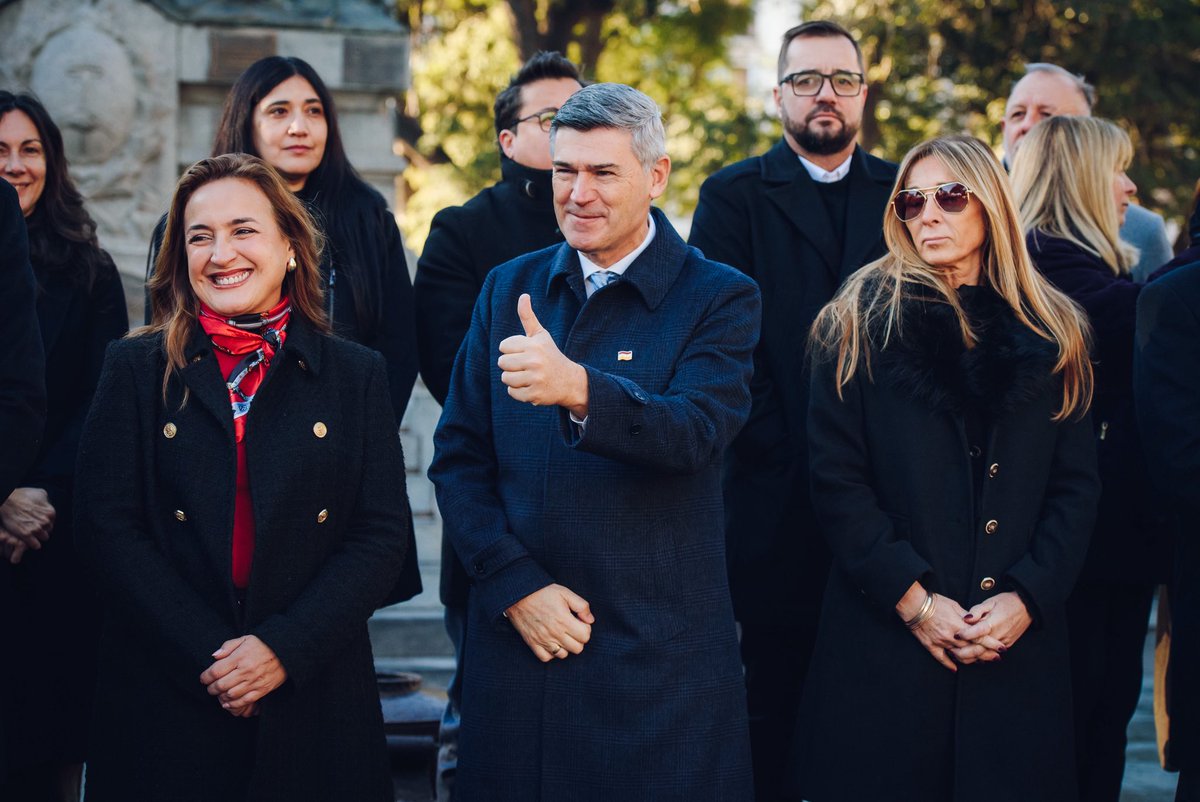 MartinSimonian5's tweet photo. ¡453 AÑOS DE VIDA, MAGIA Y PROGRESO! 🙌🏻

Acompañamos al Intendente @PasseriniOk en el Acto Central de conmemoración por un nuevo aniversario de nuestra amada #CórdobaCapital. 

Con el tradicional izado de la bandera nacional y la ofrenda floral a Don Jerónimo Luis de Cabrera, compartimos dos emotivos momentos que contaron con la presencia ademas de autoridades provinciales y municipales. 

Reafianzar nuestro compromiso con el avance de la ciudad, es una tarea esencial y a la que esta gestión hace honor diariamente. 

¡FELIZ CUMPLEAÑOS, CÓRDOBA! ❤️🤍💛