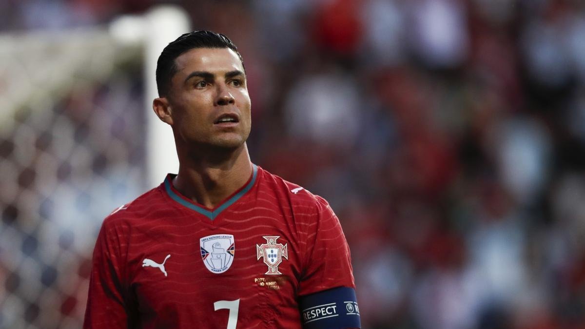 rupinder98769's tweet photo. World Cup trophy not decide that you are a great player. You are named in the best players in the history of soccer @Cristiano https://t.co/4FToX7eF70