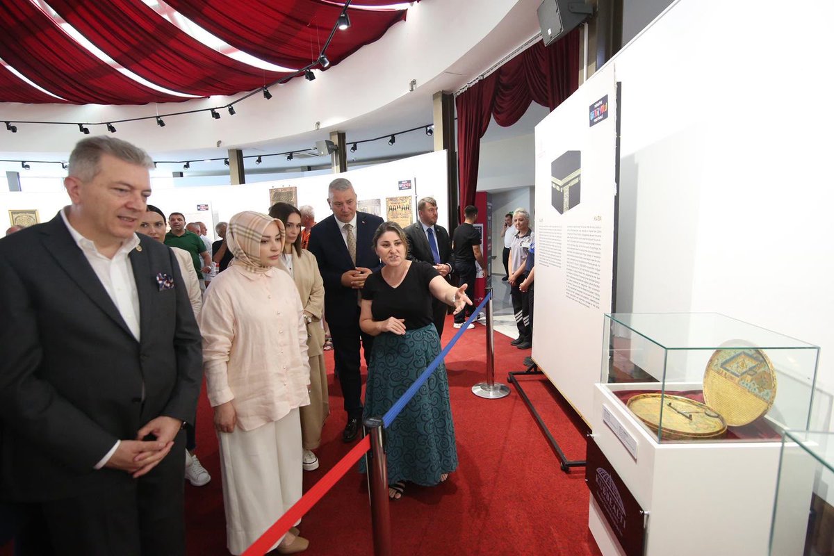cigdemerdogantr's tweet photo. Sakarya’mızda gerçekleştirilen Türkiye Kültür Yolu Festivali etkinlikleri kapsamında, Serdivan Belediyesi Kubbealtı Sergi Salonu’nda ziyarete açılan Osmanlı’nın Mukaddes Emanetleri Sergisini, Milletvekilimiz Sayın Ertuğrul Kocacık, İlçe Başkanımız Sayın Yusuf Haldızoğlu, Serdivan Belediye Başkanımız Sayın Osman Çelik ve Belediye Meclis Üyelerimiz ile birlikte ziyaret ettik.

Osmanlı medeniyetine ait mukaddes emanetlerin yer aldığı bu anlamlı sergi, tarihimizle ve manevi mirasımızla kurduğumuz bağı daha da güçlendiriyor. 

Birbirinden güzel etkinliklere ev sahipliği yapan Kültür Yolu Festivali’nin düzenlenmesinde emeği geçenleri bu sergi vesilesiyle gönülden tebrik ediyorum.