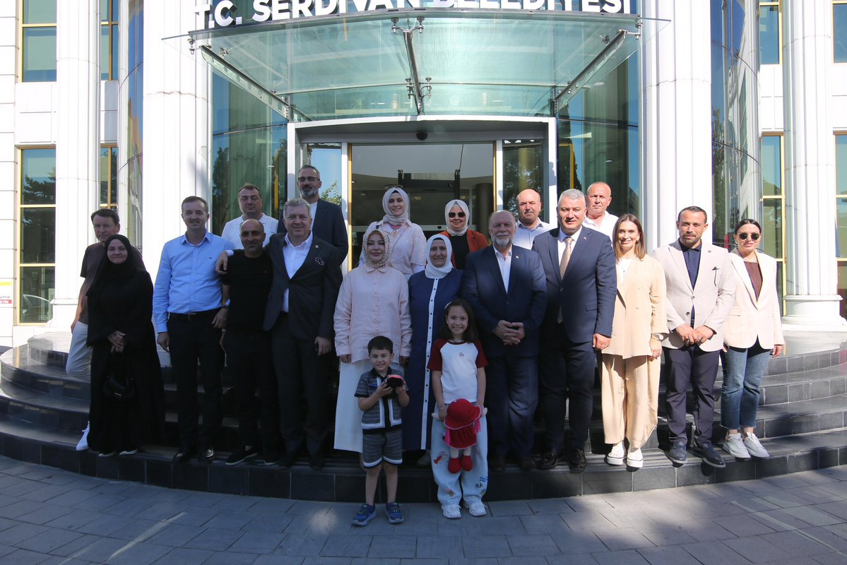 cigdemerdogantr's tweet photo. Sakarya’mızda gerçekleştirilen Türkiye Kültür Yolu Festivali etkinlikleri kapsamında, Serdivan Belediyesi Kubbealtı Sergi Salonu’nda ziyarete açılan Osmanlı’nın Mukaddes Emanetleri Sergisini, Milletvekilimiz Sayın Ertuğrul Kocacık, İlçe Başkanımız Sayın Yusuf Haldızoğlu, Serdivan Belediye Başkanımız Sayın Osman Çelik ve Belediye Meclis Üyelerimiz ile birlikte ziyaret ettik.

Osmanlı medeniyetine ait mukaddes emanetlerin yer aldığı bu anlamlı sergi, tarihimizle ve manevi mirasımızla kurduğumuz bağı daha da güçlendiriyor. 

Birbirinden güzel etkinliklere ev sahipliği yapan Kültür Yolu Festivali’nin düzenlenmesinde emeği geçenleri bu sergi vesilesiyle gönülden tebrik ediyorum.