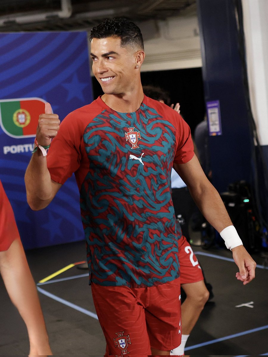 Odd_fuckerr's tweet photo. @FabrizioRomano World cup or no world cup Ronaldo remain the GOAT 🐐 https://t.co/6TwSjxG9rV