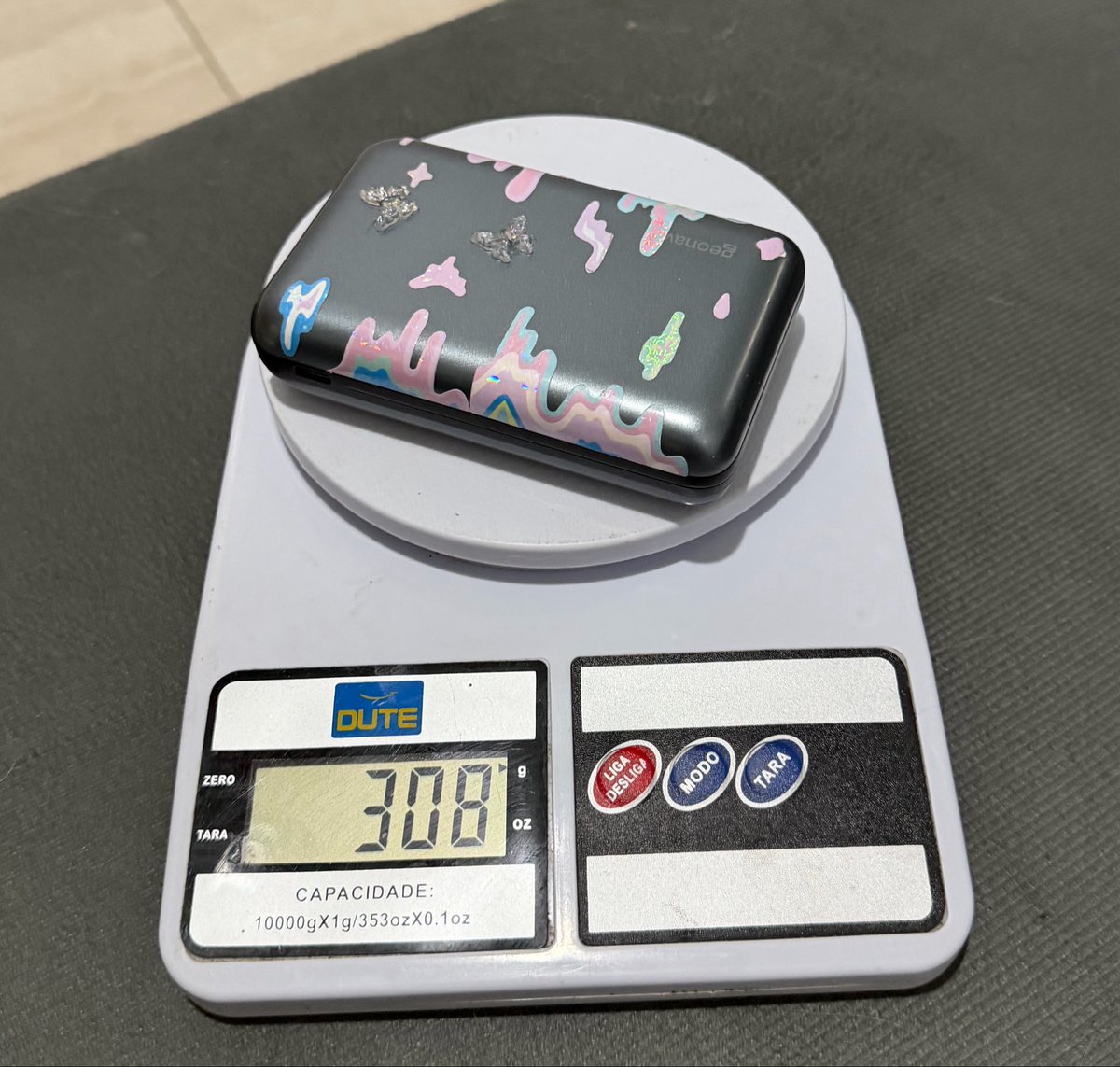 busanside's tweet photo. INDICAÇÃO DE POWERBANK

Dimensões permitidas: 2,5cm × 8cm × 18cm
Peso permitido: por volta de 300g

Eu uso o GEONAV de 20000mAh a ANOS, ele pesa +/- 310gr, porém, ele entrou no show do Bad Bunny, Bruno Mars, Jonas Brothers e SKZ (minha amiga usou) sem problema ALGUM!

+ https://t.co/f0gKRR1DRW
