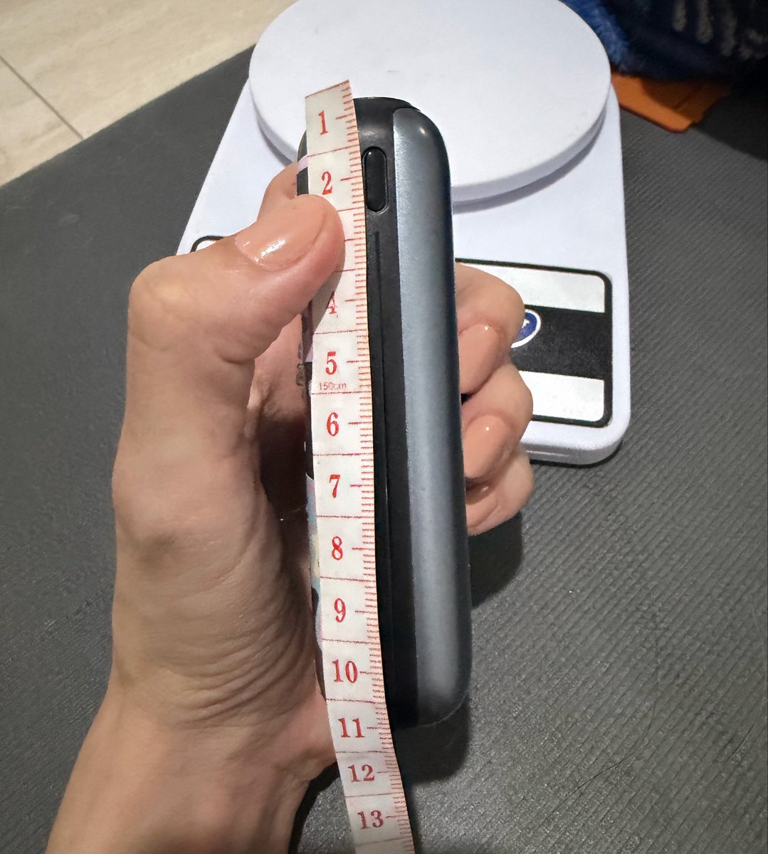 busanside's tweet photo. INDICAÇÃO DE POWERBANK

Dimensões permitidas: 2,5cm × 8cm × 18cm
Peso permitido: por volta de 300g

Eu uso o GEONAV de 20000mAh a ANOS, ele pesa +/- 310gr, porém, ele entrou no show do Bad Bunny, Bruno Mars, Jonas Brothers e SKZ (minha amiga usou) sem problema ALGUM!

+ https://t.co/f0gKRR1DRW