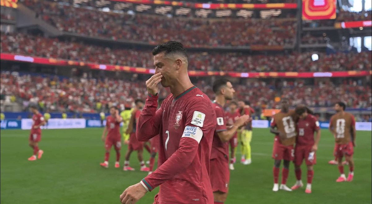 futebol_info's tweet photo. 🇵🇹 Cristiano Ronaldo chorando após a eliminação de Portugal na Copa do Mundo.

📸 Reprodução/CazéTV https://t.co/HdDSsnBT2O