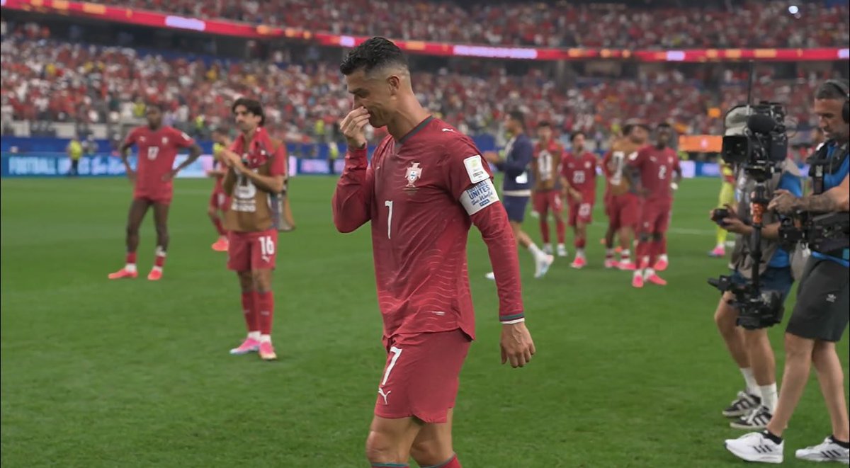 futebol_info's tweet photo. 🇵🇹 Cristiano Ronaldo chorando após a eliminação de Portugal na Copa do Mundo.

📸 Reprodução/CazéTV https://t.co/HdDSsnBT2O