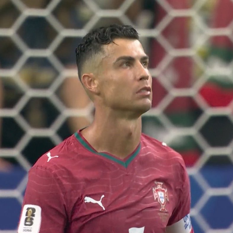 Rarosemena11's tweet photo. Ha ganado (1-0) España y así termina la historia de Cristiano Ronaldo en las Copas del Mundo. 

Una despedida insípida para una selección que, por el enorme talento de su plantilla, llegaba para muchos como una de las grandes favoritas al título, mientras que para otros mantenía la amenaza de volver a decepcionar, como le ha ocurrido en buena parte de la era de Cristiano. 

Mucho nombre, muchas estrellas, pero nuevamente sin dar ese salto que tantas veces se esperaba de Portugal en un Mundial.