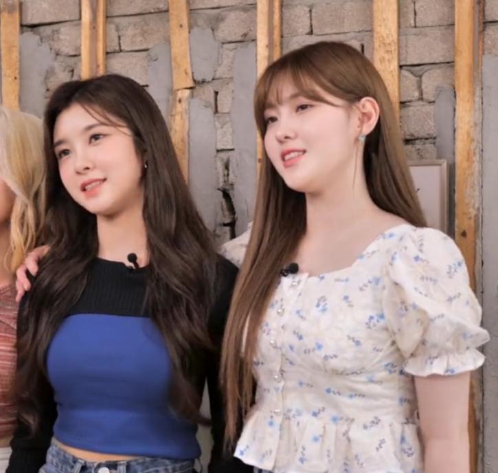 zinebAmira11's tweet photo. #Kep1er #케플러 #김채현 #김다연 #채다즈 #CHAEHYUN #DAYEON
#CHAEDA
🐯🐿️🖤🖤
chaeda
chaehyun hand on shoulder dayeon girlfriend! 🫶🏻☺️
KCON LA 2022 https://t.co/6F86yVvDn9