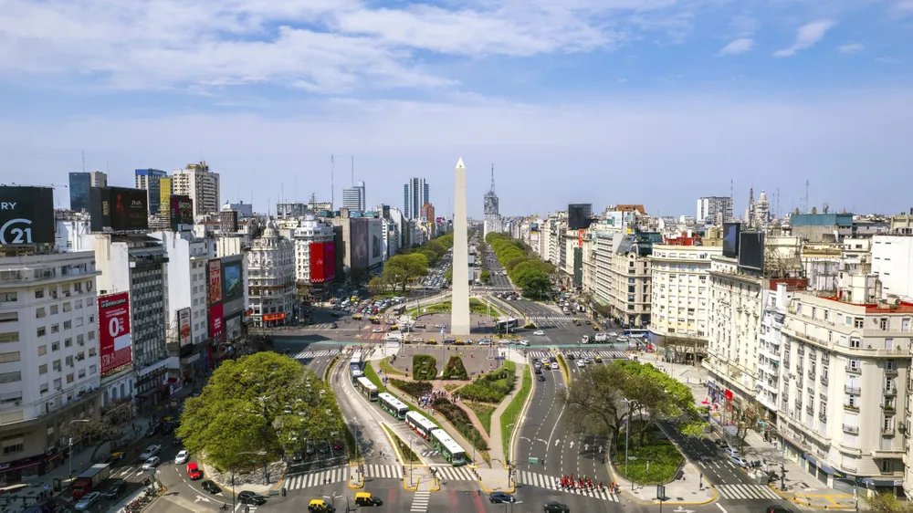SandraFConte's tweet photo. Así es la experiencia de subir al Obelisco: el mirador que ya conquistó a más de 35.000 visitantes. Con un ascensor diseñado especialmente y una vista inédita de Buenos Aires, el principal ícono porteño sumó un atractivo que ya es furor
https://t.co/tKTa2zVKjy https://t.co/VlRCH0qLrG