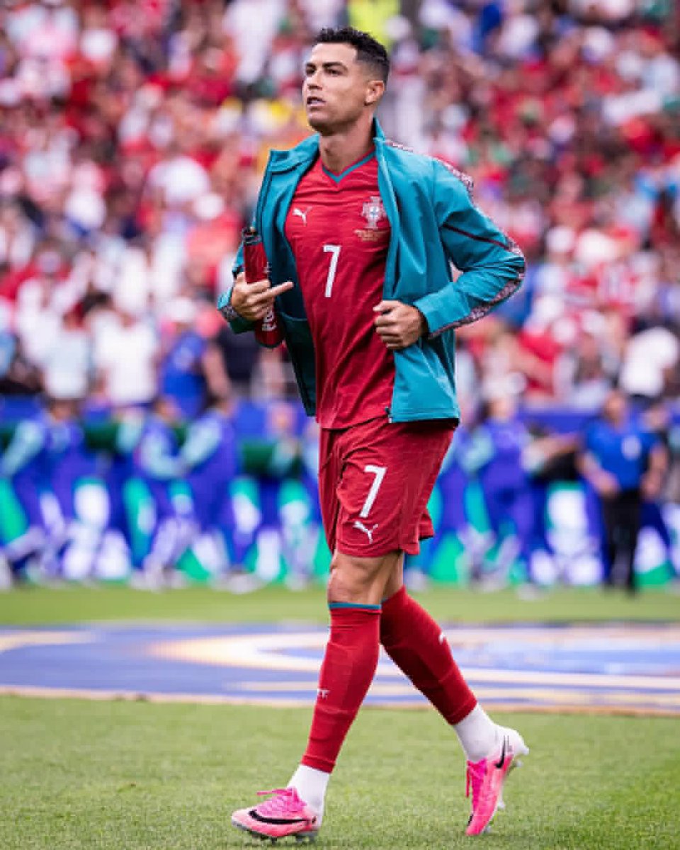 Dmoojah's tweet photo. شكراً يا القوت .. حملت هالمنتخب الوضيع على ظهرك سنوات .. ستبقى الأعظم ❤️
#CR7 https://t.co/CQpVoKonct