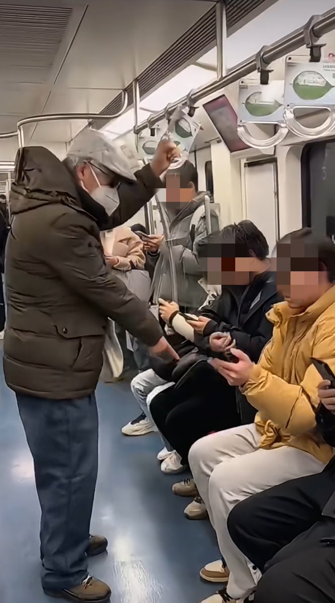 KelseyRyROW88K's tweet photo. A stranger in the subway gave up their seat to me when I was carrying a heavy bag—small act, huge warmth. Kindness connects us all.， https://t.co/90rjcdcvQN