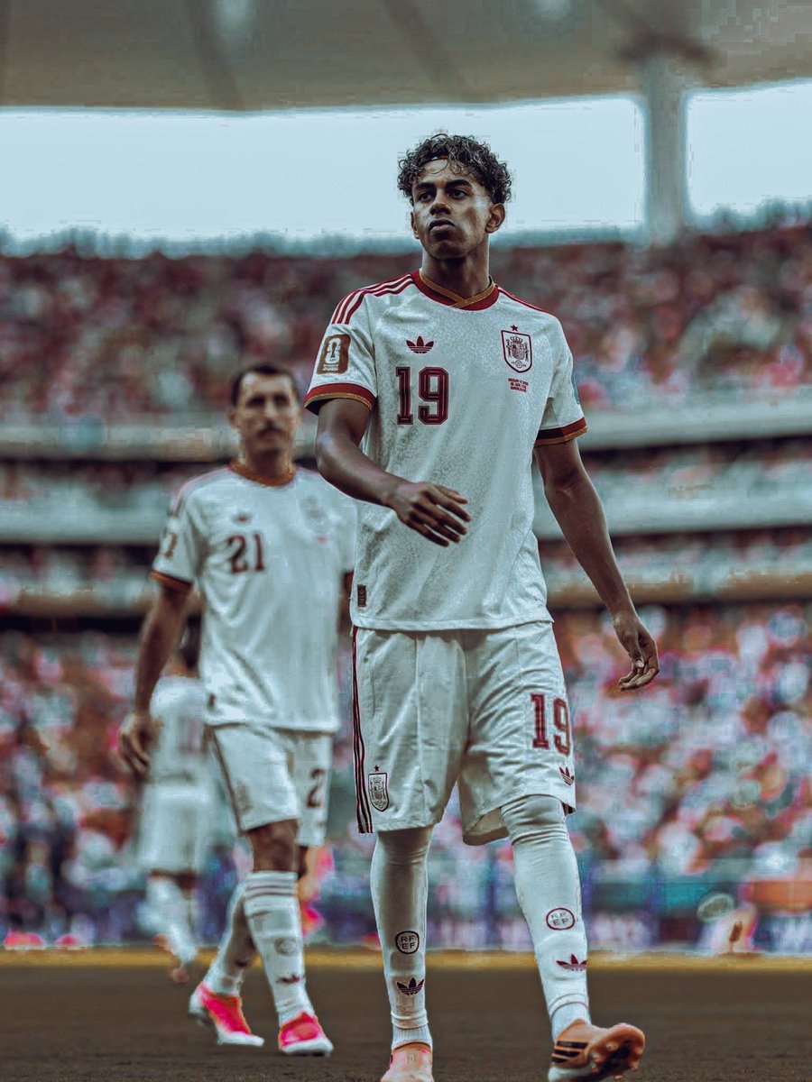 Livaiackeermann's tweet photo. Debrief : 

- Lamine : Match à deux visage. Dans les dribbles c’était clairement horrible. Par contre bon match dans la création. On reste clairement sur notre faim et c’est bien ça le souci de commencer une cdm après une blessure. Match pas exceptionnel ni mauvais.

On attend bcp plus largement bcp plus. 

- Pedri : match pas bon, faut savoir dire quand c’est c’est pas bon aujourd’hui c’était très compliqué je m’attends à rien de sa part jusqu’à la fin de la compétition. On attend les vacances et ça reviens au boulot parce que beaucoup vont l’attendre au tournant et à juste titre. 

- Cubarsi : Pas au grand chose à faire dans ce match. J’ai bien aimé son match avec ballon cependant. Une compétition très très solide ! 

Lamine on peut trouver pas mal de positif à son match en dehors des dribbles. Par contre Pedri très déçu j’attend bcp bcp plus mais des moments troubles ça arrive.
