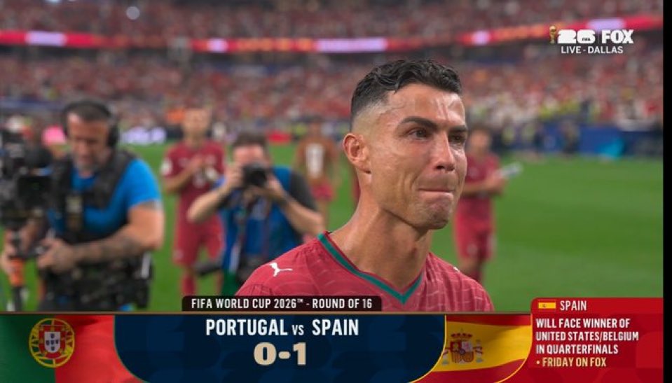 Lesand14's tweet photo. El mejor futbolista que vieron mis ojos no volverá a jugar un Mundial. Desde 2006 lo vi competir en el escenario más grande, cargando a Portugal, desafiando al tiempo y escribiendo una historia imposible de borrar.

La imagen de Cristiano Ronaldo llorando desconsolado, despidiéndose de la afición, es un adiós en toda regla. Duele porque no se despide cualquiera: se despide la leyenda más grande que parió Portugal y el mejor futbolista que me tocó ver.

Gracias por todo, Cristiano Ronaldo.