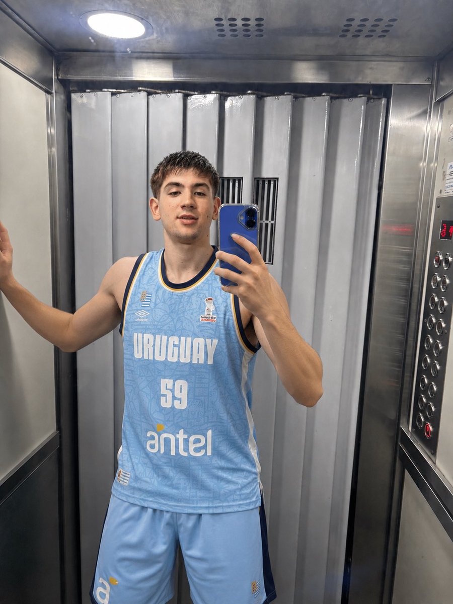 BasquetTotal's tweet photo. Ayer caí al Antel Arena así, cuando entré como que todos hicieron un micro silencio 
👁️👄👁️ https://t.co/rpSUBPq2cU