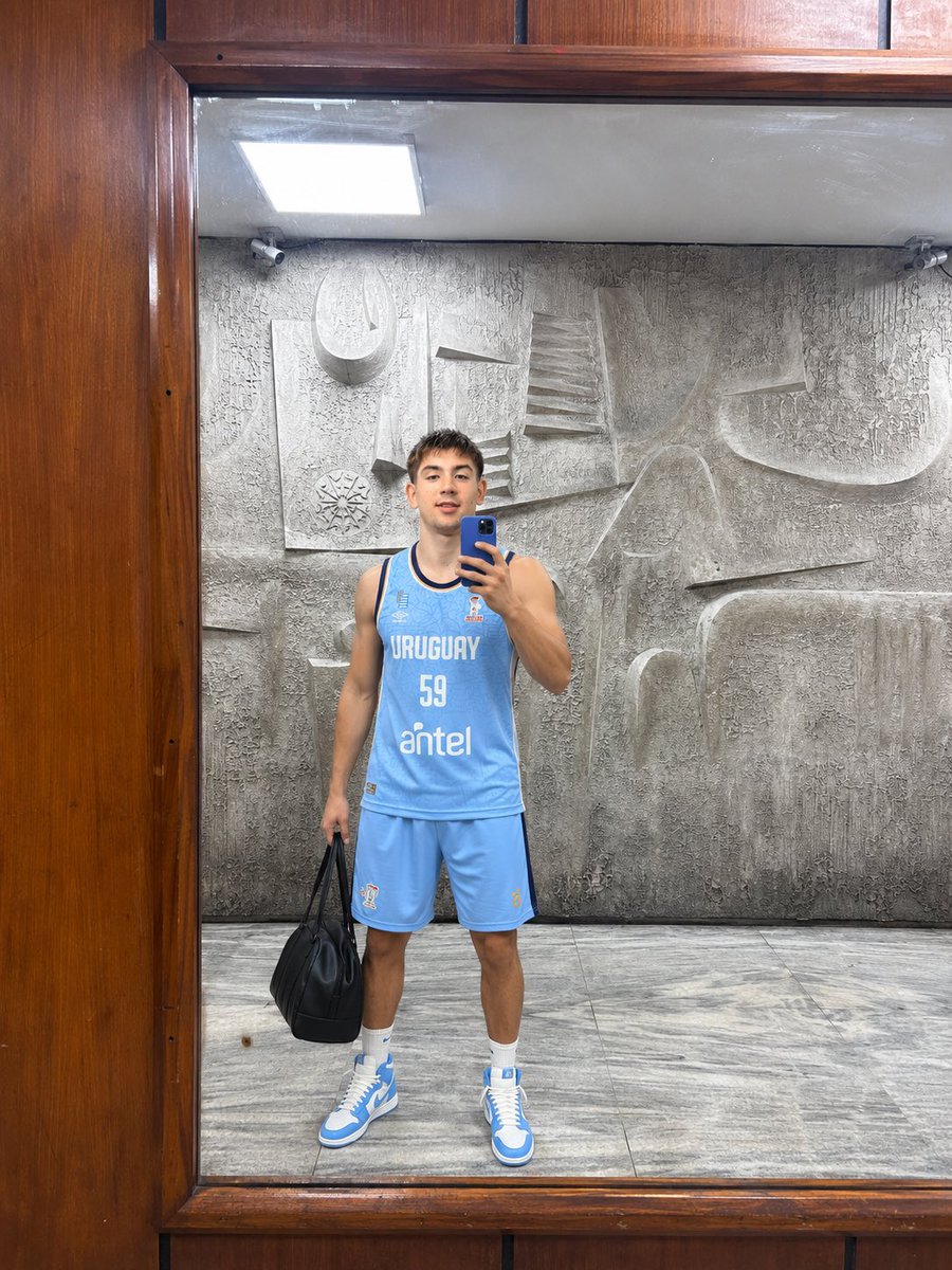 BasquetTotal's tweet photo. Ayer caí al Antel Arena así, cuando entré como que todos hicieron un micro silencio 
👁️👄👁️ https://t.co/rpSUBPq2cU