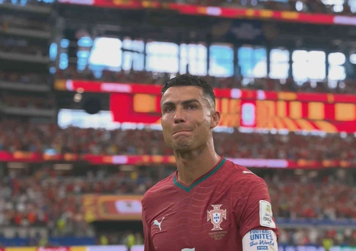 arabmemesss's tweet photo. أحد يعرف لماذا يبكي رونالدو رغم إنه قال أمس كأس العالم لن تزيد او تنقص من كرستيانو؟ https://t.co/JR9ERG0iUN