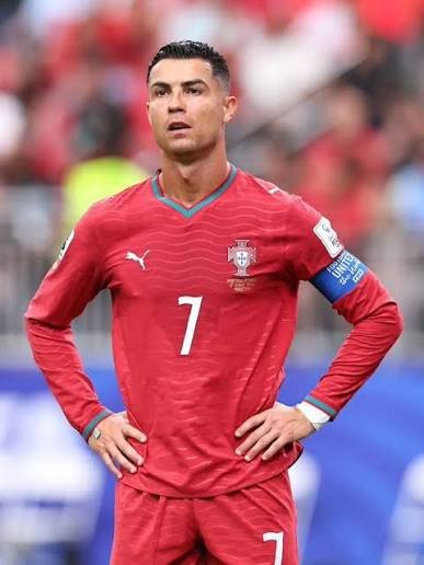 WellingtonARP's tweet photo. No se pudo dar, gracias es una palabra pequeña para lo mucho que te agradezco por hacerme amar el futbol, me hiciste amar y apoyar a una selección con la que no tengo nada que ver y nunca me arrepentire de haberte escogido como mi idolo

Ahora y para siempre SIUUUUU 🐐🇵🇹 https://t.co/uUCGmACxUW