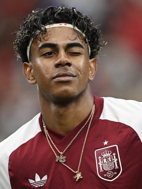 damilare_utd's tweet photo. I know some maniac will come online and be praising this boy that plays nothing today. But let’s hear those Spotify people #PortugalVsEspaña https://t.co/fOzzaO4Gsn