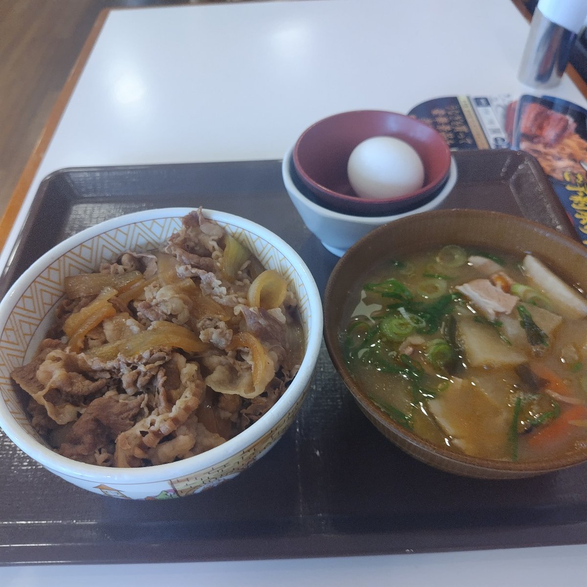 syotemae's tweet photo. 氷河期世代の弱者男性は春日山で豚汁ラーメン、牛丼、玉子。ラーメンを急いで食べ、無いことにした弱者男性。味にこだわらなければ美味しい弱者男性。 https://t.co/CM6KKIioiP