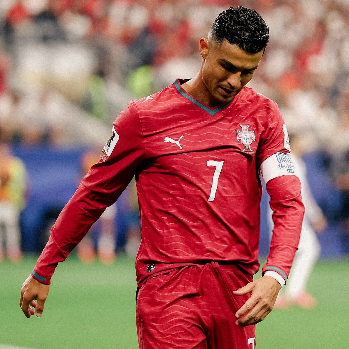 entreaspasfut's tweet photo. A Copa não tem paciência para seleção ruim.

Esse elenco frouxo de Portugal também não merecia passar.

Bruno Fernandes jogou essa Copa?
João Neves, o craque dos passes para trás.
Vitinha, o jogador pião: roda, roda, roda... e não sai do lugar.

O CR7 merecia mais. https://t.co/Peu9OkupZn