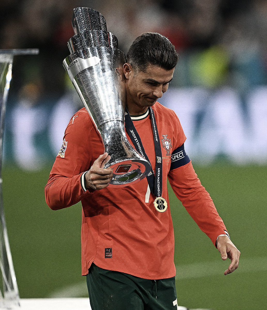 i_basam_i's tweet photo. "أنا لن أصبح كريستيانو أفضل إذا فزت بـ كأس العالم، ولن أصبح كريستيانو أقل إذا لم أفز بـ كأس العالم"

لست بحاجة لإثبات اي شيء ف انت من وضع البرتغال على الخارطة وجلبت لهم المجد سواءاً في عز شبابك او في آواخر مسيرتك ❤️🐐

Viva ronaldo forever ❤️ https://t.co/fmuMId4RRH