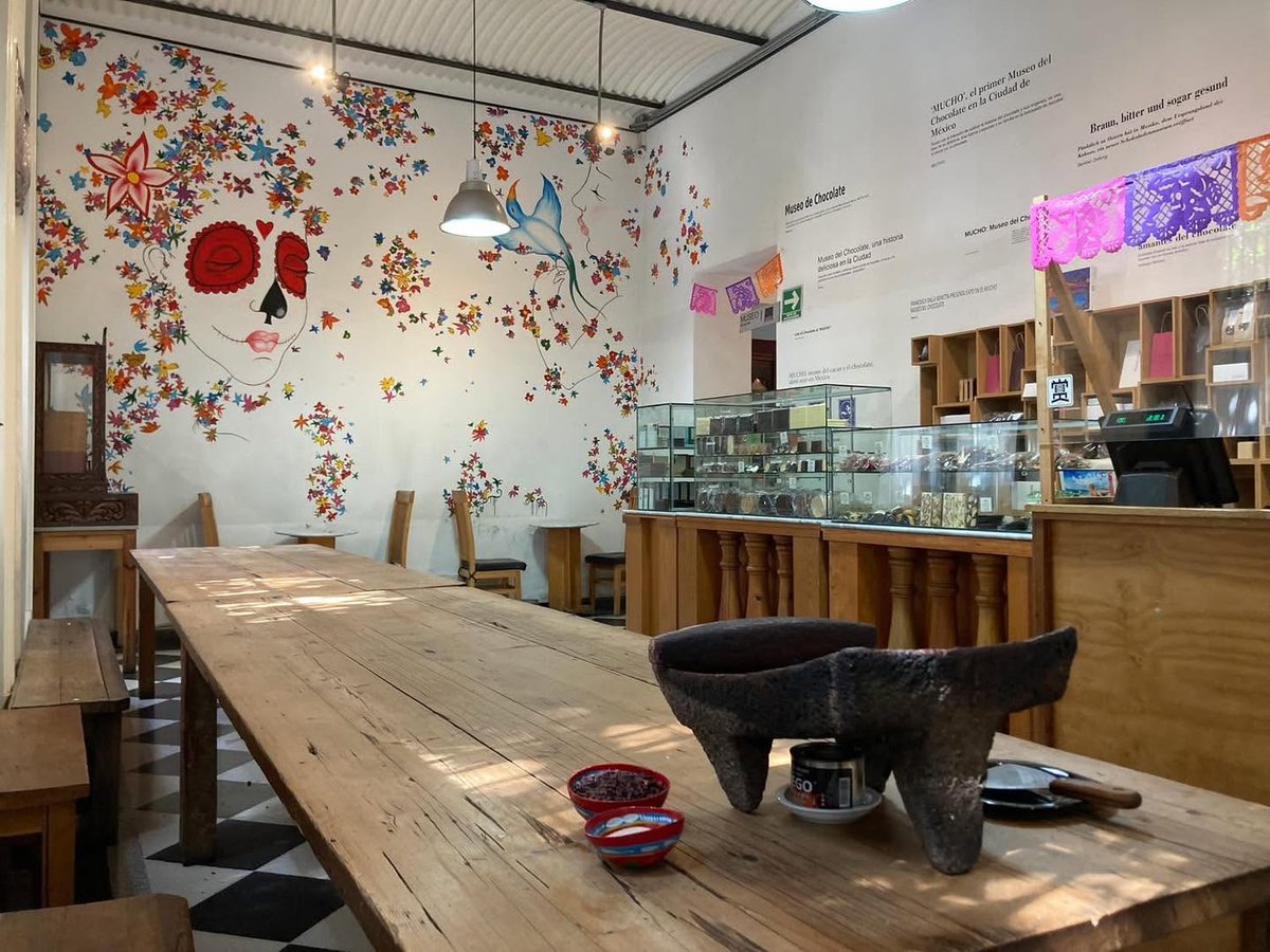 turismocdmx's tweet photo. En el Día Mundial del Cacao, rendimos homenaje a esta semilla, a las manos mexicanas que la cosechan y el @ChocolateMUCHO la transforma en una experiencia para todos tus sentidos. 🍫🏦✨
Conoce su historia a través de visitas guiadas, salas interactivas y mucho más.
¡Visítalo!🤩 https://t.co/PEXf2tYd0F