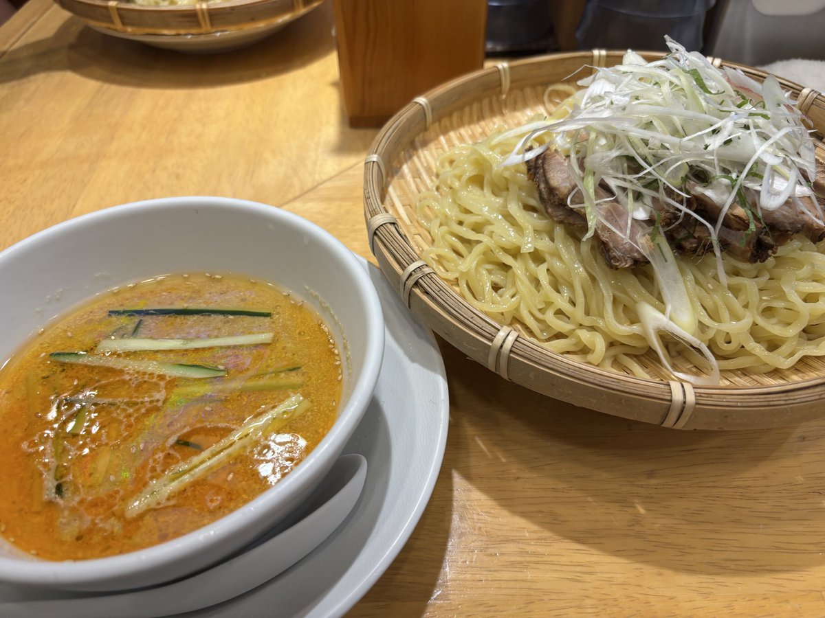 cvalda0131's tweet photo. ムタヒロ今月の限定はざる中華

出汁感◎肉たっぷりにツルモチ中太麺が食べ応えの本店
スパイシーなカレーにオクラの粘り、夏野菜たっぷりの鶏そば
胡麻味噌のコクに辣油の辛さが食欲を誘う西国分寺
どこも大満足でした😋

ごちそうさまでした！ https://t.co/zz20YD7QHK