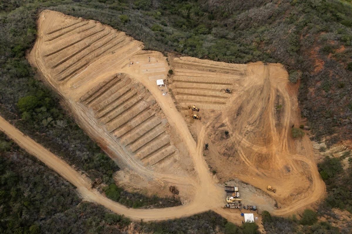 NemesisMagno211's tweet photo. 📢📢📢📢
Vista satelital de las fosas comunes que la dictadura construye.
No tienen tecnología para identificar a esa cantidad de víctimas.
Va a suceder como la vaguada, jamás admitieron la verdad.
Nunca sabremos cuántos murieron y a cuántos dejaron morir por su incompetencia. https://t.co/5yDhCc8fFb
